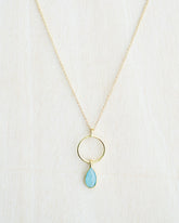 Primer plano del collar con piedra semipreciosa Aqua Calcedonia de Isla Vurma