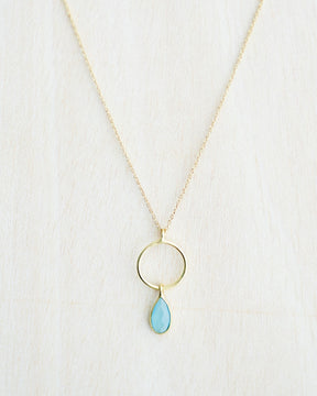 Primer plano del collar con piedra semipreciosa Aqua Calcedonia de Isla Vurma