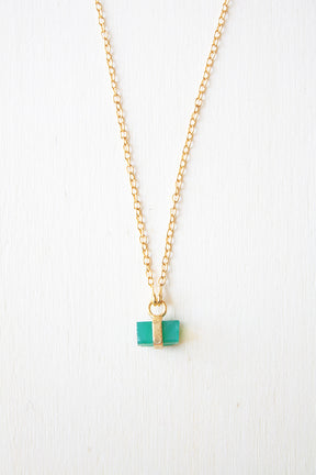 Primer plano del collar bañado en oro de 18k, con piedra semipreciosa rectangular de Onix Verde de Isla Vurma