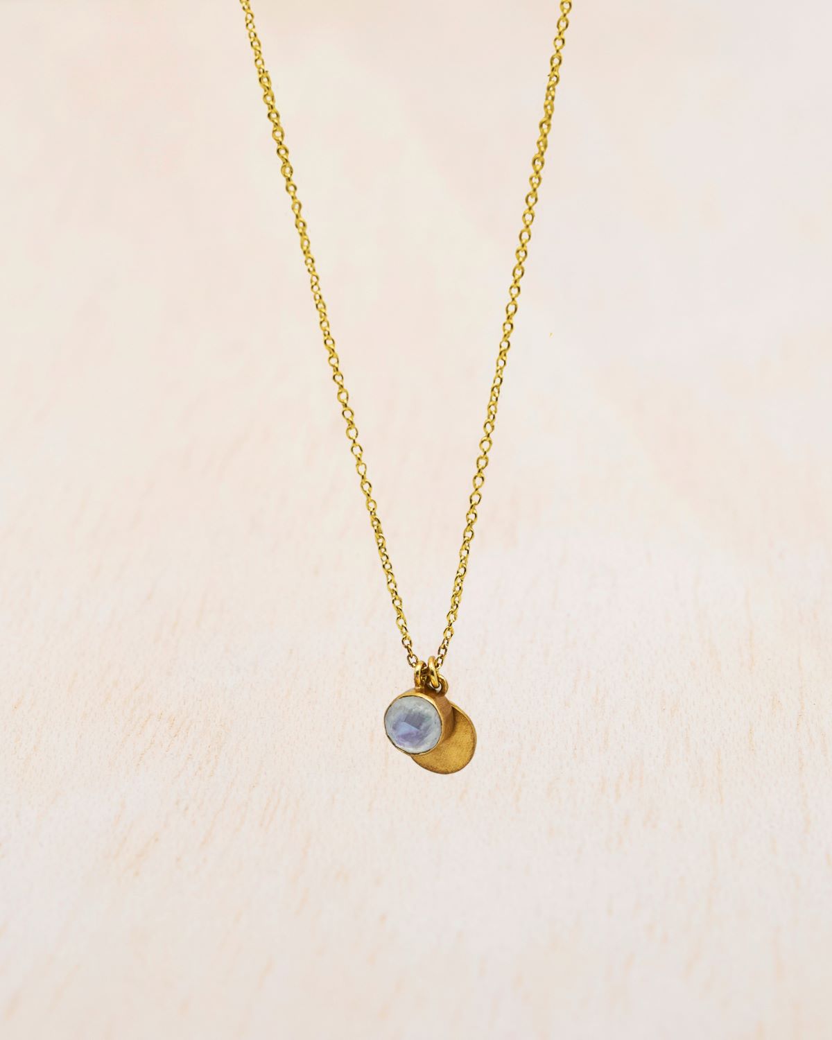 Primer plano del collar bañado en oro  de 18 quilates con piedra semipreciosa Piedra de Luna de Isla Vurma