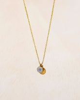 Primer plano del collar bañado en oro  de 18 quilates con piedra semipreciosa Piedra de Luna de Isla Vurma