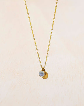 Primer plano del collar bañado en oro  de 18 quilates con piedra semipreciosa Piedra de Luna de Isla Vurma
