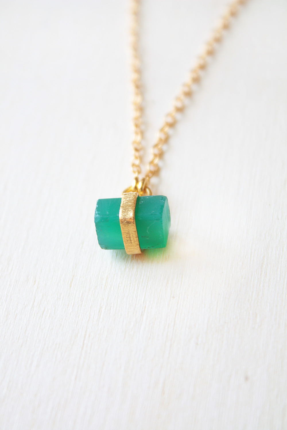 Collar rectangular con piedra semipreciosa de Onix Verde, en primer plano de Isla Vurma