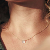 Modelo con collar bañado en oro de 18 quilates con piedra tallada en Cuarzo de Isla Vurma