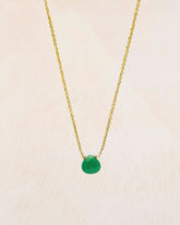 Primer plano del collar bañado en oro de 18 quilates con piedra tallada en Jade de Isla Vurma