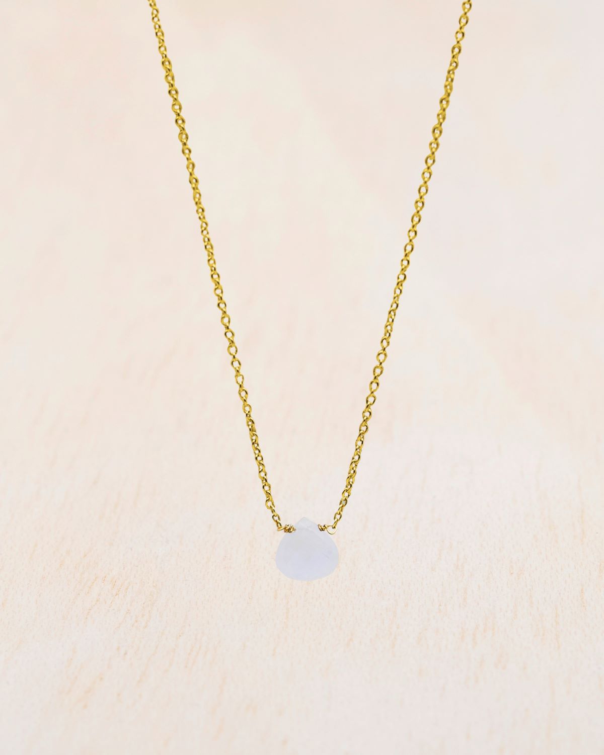 Primer plano del collar bañado en oro de 18 quilates con piedra tallada en Piedra de Luna de Isla Vurma