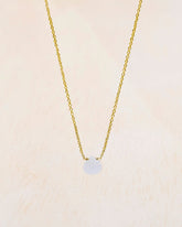 Primer plano del collar bañado en oro de 18 quilates con piedra tallada en Piedra de Luna de Isla Vurma