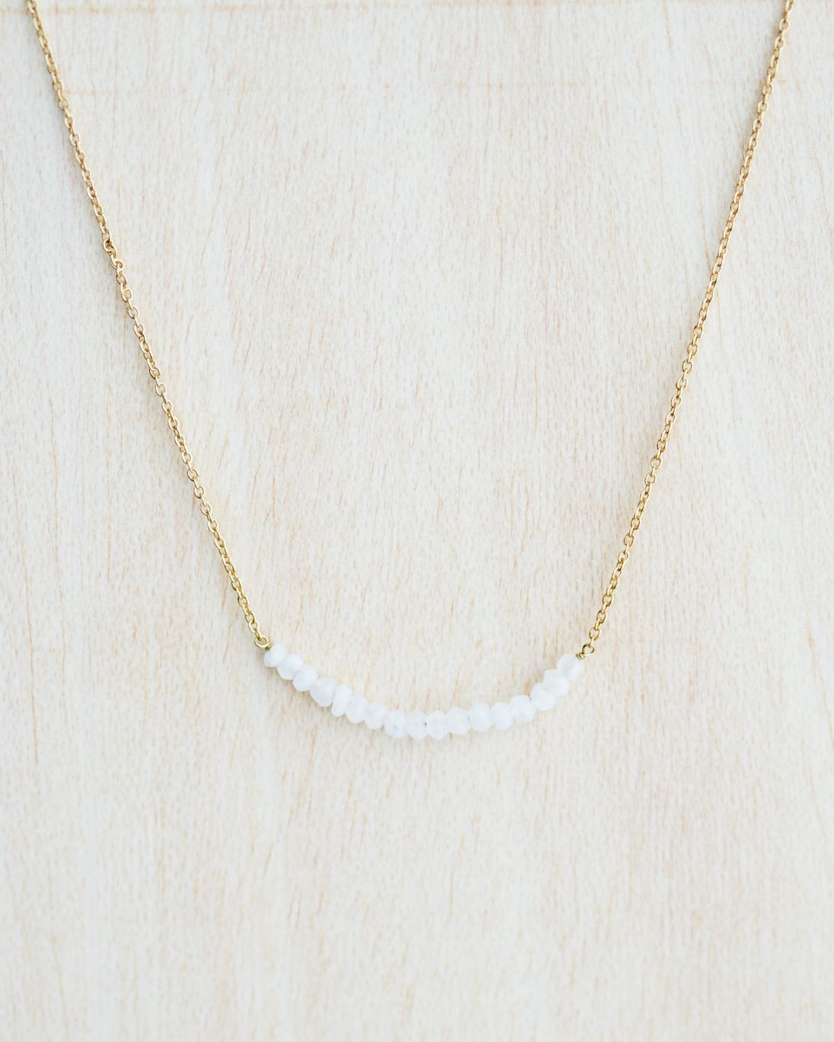 Primer plano del collar bañado en Oro de 18K, con piedras semipreciosas Piedra de Luna de Isla Vurma