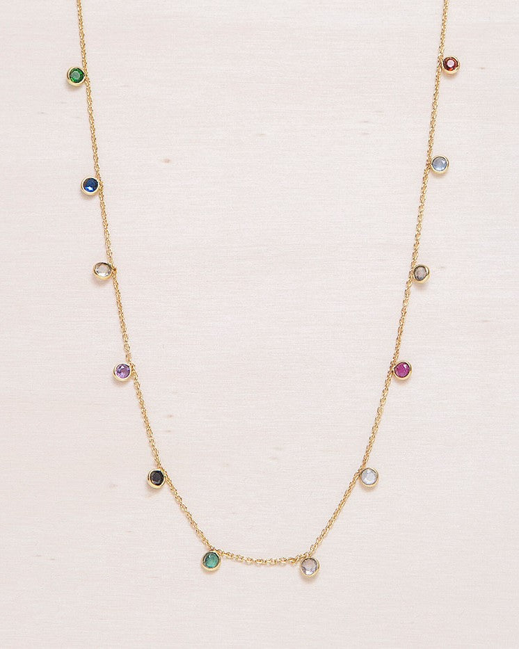 Collar dorado diferentes piedras semipreciosas de Cuarzo rosa, Ónix Verde, Topaz, Sapphire, Ruby en fondo blanco de Isla Vurma