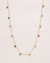 Collar dorado diferentes piedras semipreciosas de Cuarzo rosa, Ónix Verde, Topaz, Sapphire, Ruby en fondo blanco de Isla Vurma