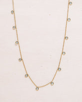 Primer plano del collar bañado en oro de 18 quilates con piedra semipreciosa en Aqua de Isla Vurma