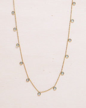 Primer plano del collar bañado en oro de 18 quilates con piedra semipreciosa en Aqua de Isla Vurma