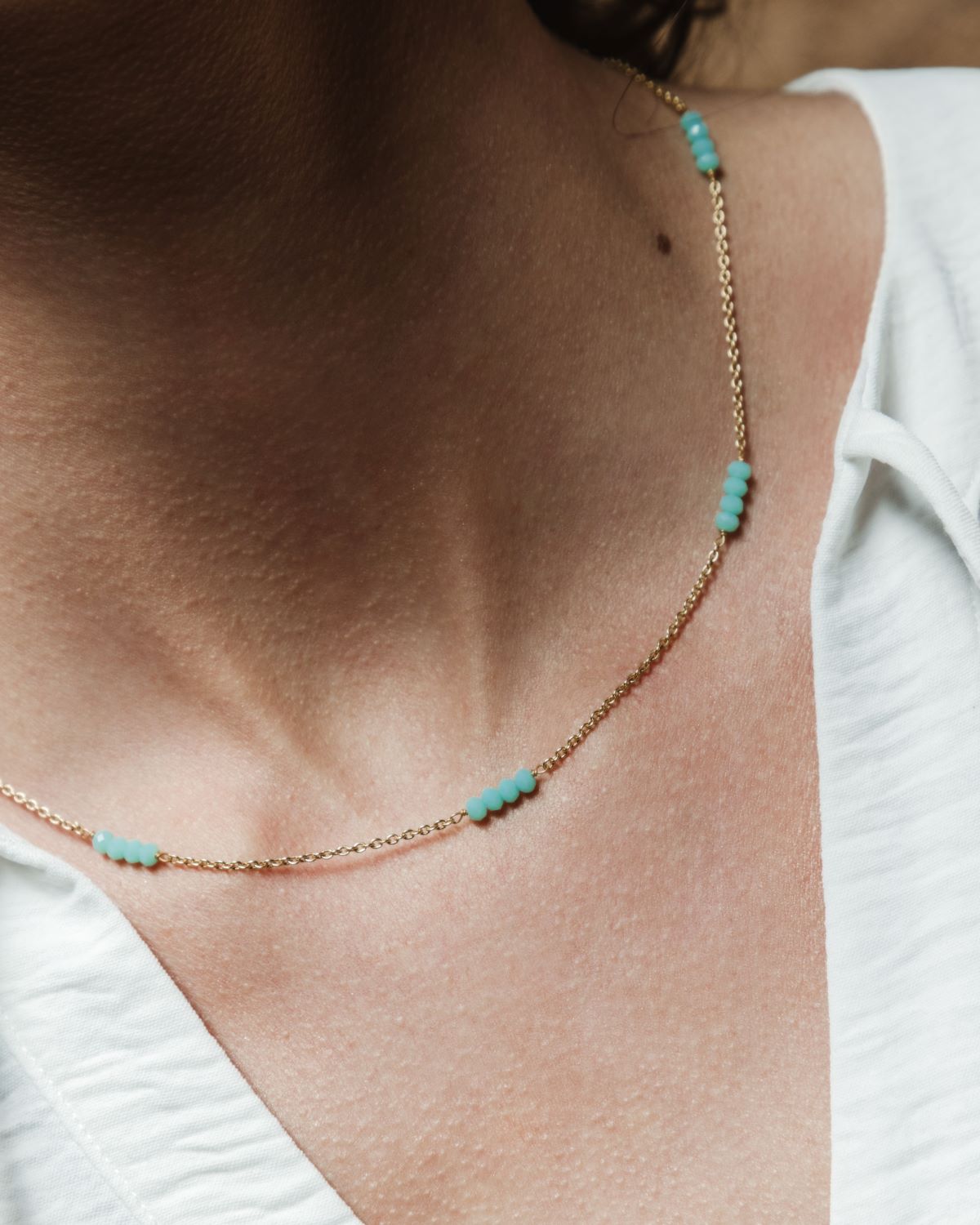 Collar bañado en oro de 18 quilates compuesto por pequeñas tiras de piedras semipreciosas Aqua Calcedonia de Isla Vurma