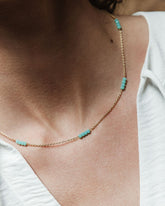 Collar bañado en oro de 18 quilates compuesto por pequeñas tiras de piedras semipreciosas Aqua Calcedonia de Isla Vurma