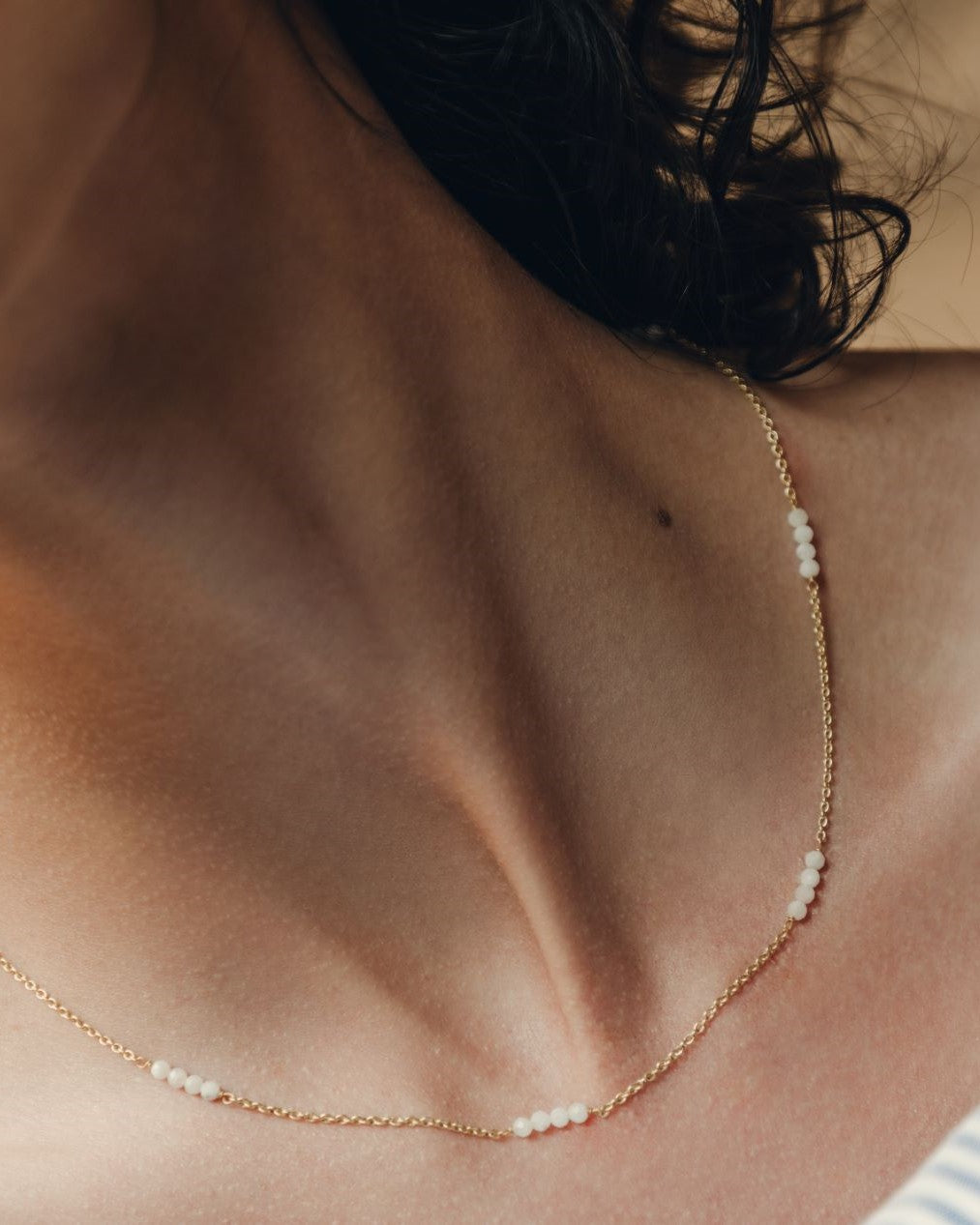 Collar bañado en oro de 18 quilates compuesto por pequeñas tiras de piedras semipreciosas Piedra de Luna de Isla Vurma