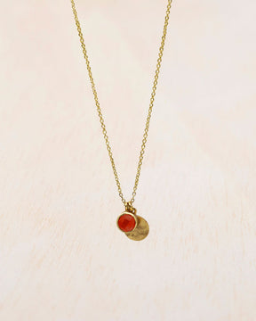 Primer plano sobre fondo blanco del collar bañado en oro con piedra semipreciosa en Cornalina de Isla Vurma