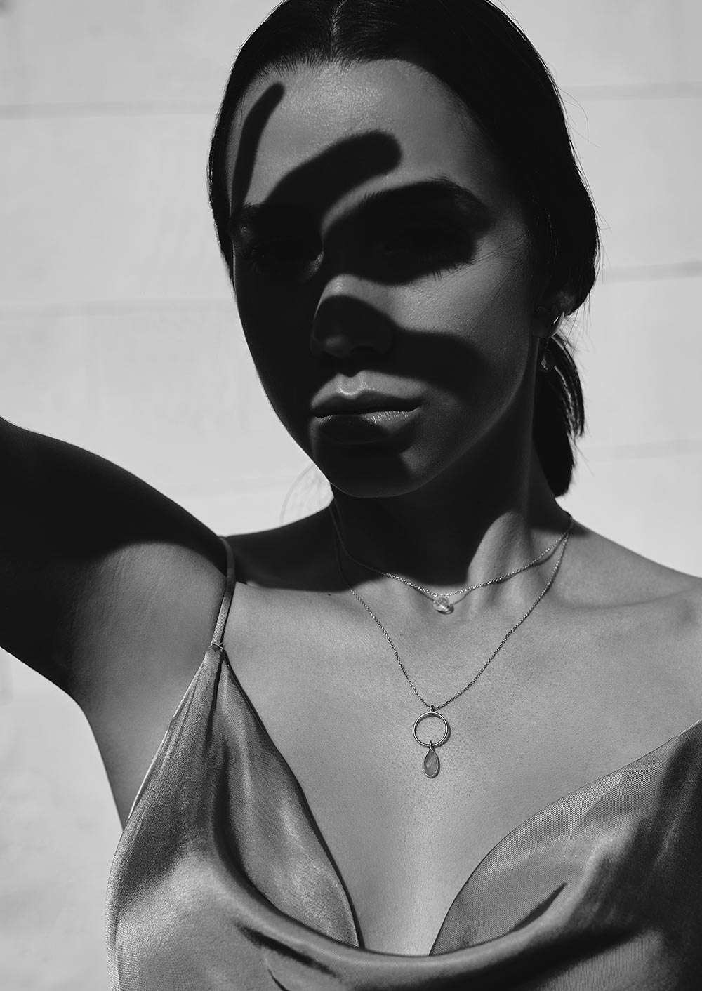 Imagen en blanco y negro de modelo con conjunto de collares con piedras semipreciosas Aqua Calcedonia y Piedra de Luna de Isla Vurma