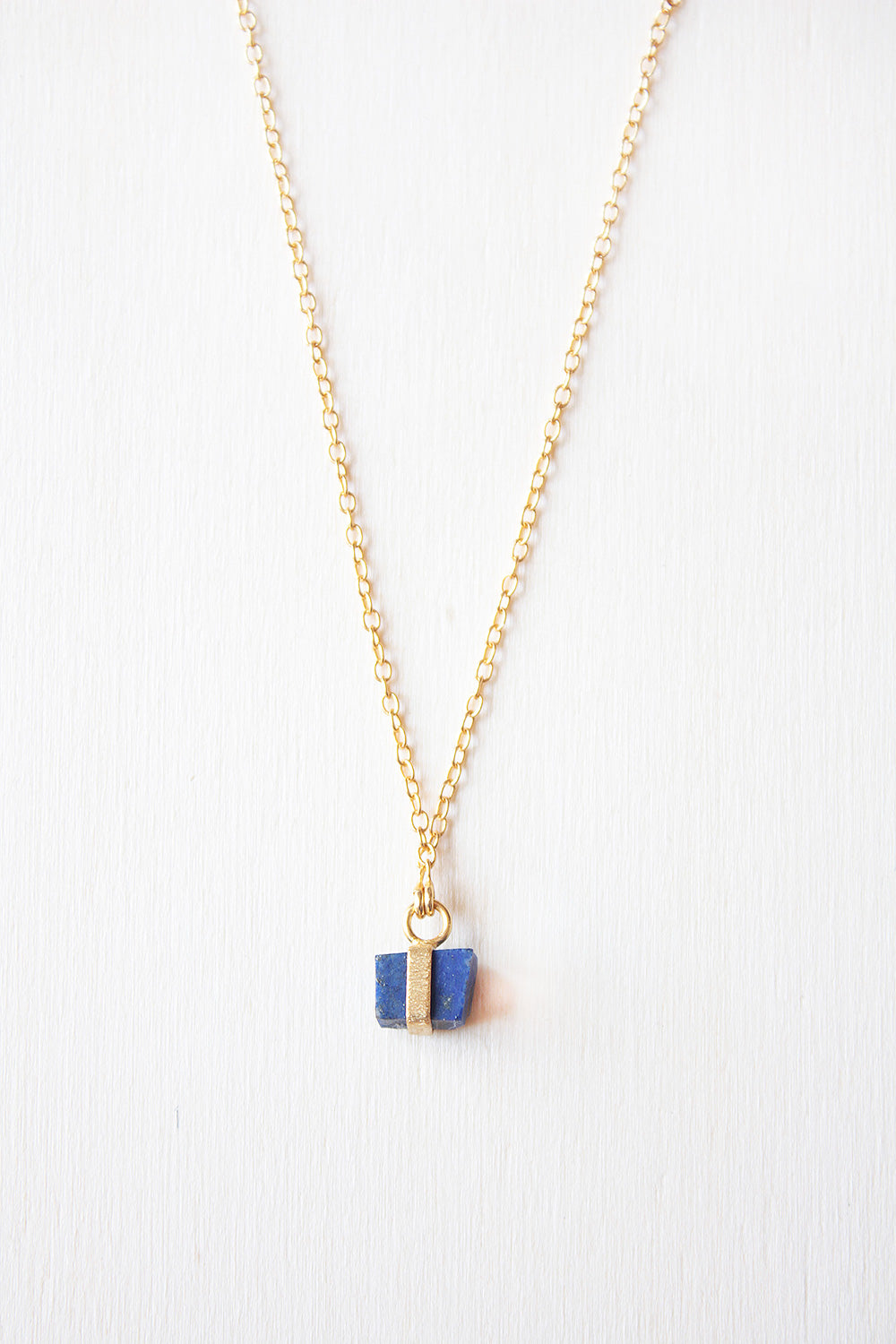 Primer plano del collar con piedra semipreciosa rectangular de Lapislazuli de Isla Vurma