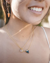 Collar elaborado con la piedra ónix negra y en forma de triángulo.