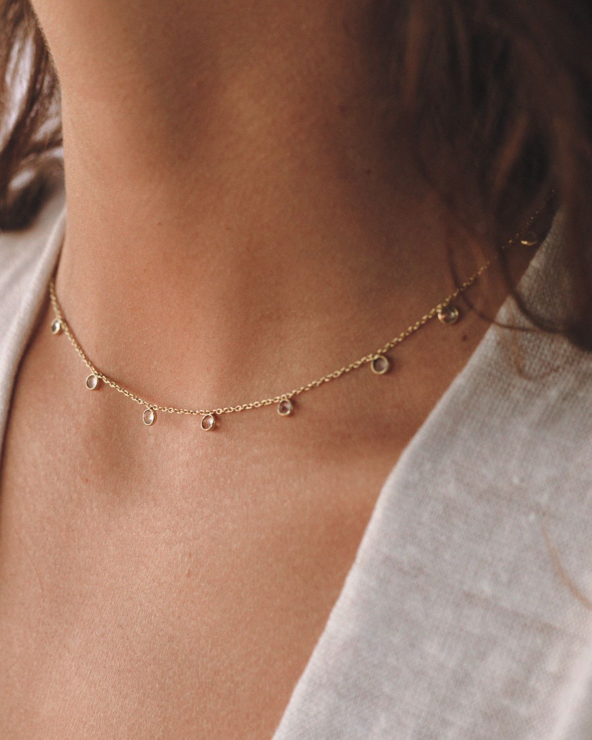 Modelo con collar de piedras semipreciosas en Rose de Isla Vurma