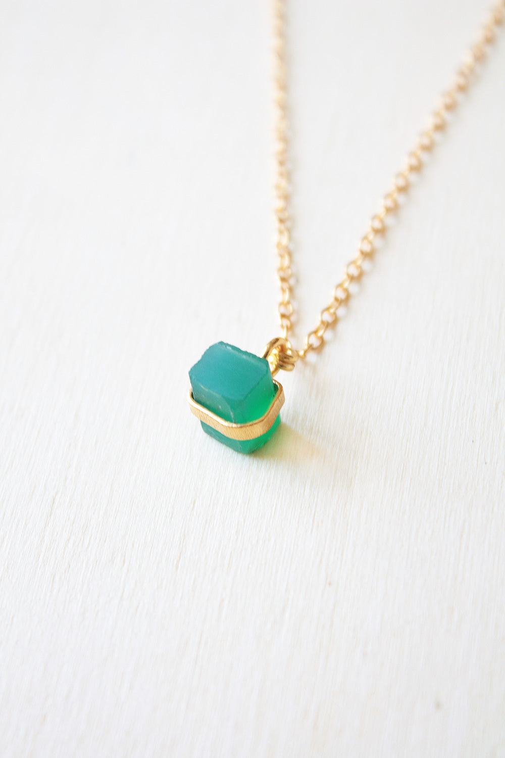 Collar, en primer plano, bañado en oro de 18k, con piedra semipreciosa rectangular Onix Verde de Isla Vurma