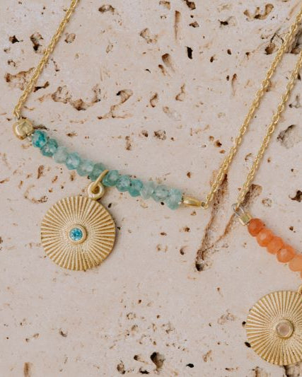 Primer plano de collares con Piedras Aqua Calcedonia y Piedra Luna Melocotón de Isla Vurma