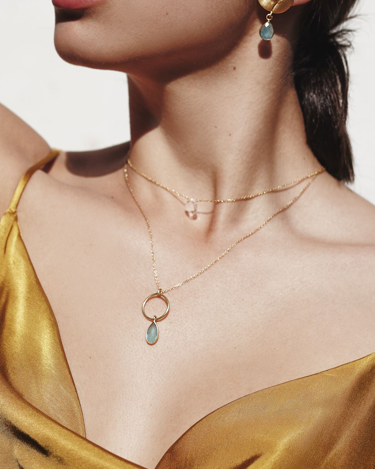 Modelo con conjunto de collar con piedras semipreciosas Aqua Calcedonia y Moonstone y pendientes Aqua Calcedonia de Isla Vurma