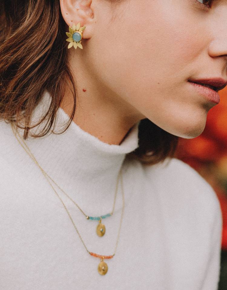 Modelo con conjunto de collares con piedras Aqua Calcedonia y Piedra Luna Melocotón y pendientes Aqua Calcedonia de Isla Vurma