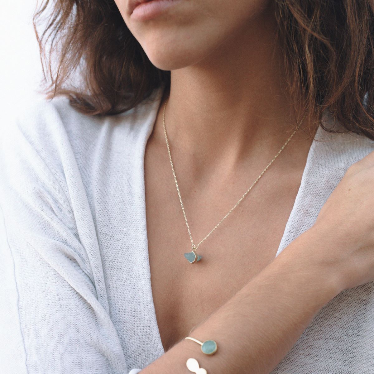 Conjunto de collar bañado en oro con piedra Aguamarina y brazalete con Aguamarina.