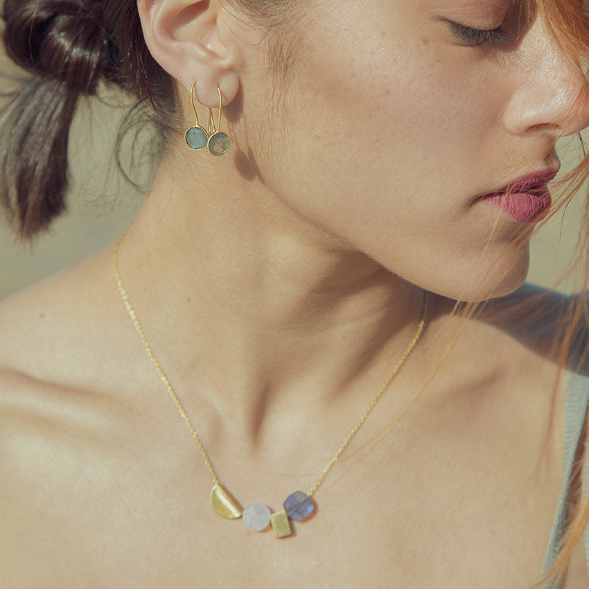 Modelo con pendientes Aqua Calcedonia y collar de piedra semipreciosas moonstone y labradorite acabado en oro 18k de Isla Vurma