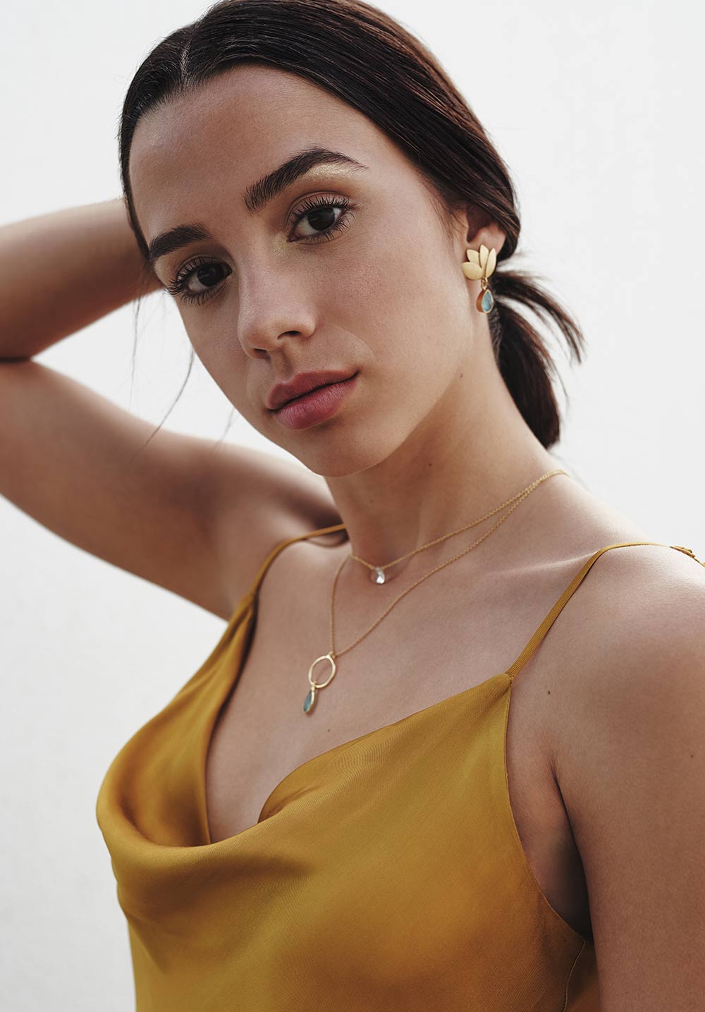 Modelo con conjunto de joyas, collar Moonstone y Aqua Calcedonia, y pendientes Aqua de Isla Vurma