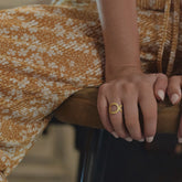 Modelo con Anillo Lotus bañado en oro de 18k