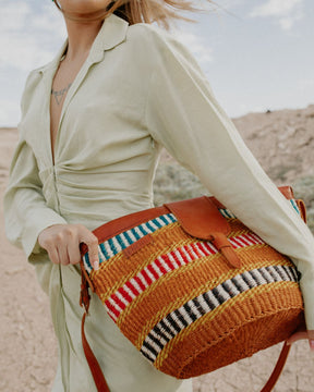 Bolso bandolera de sisal con cierre de cuero y rayas multicolor - bolso artesanal de Isla Vurma, sostenible y vibrante, ideal para looks boho de verano