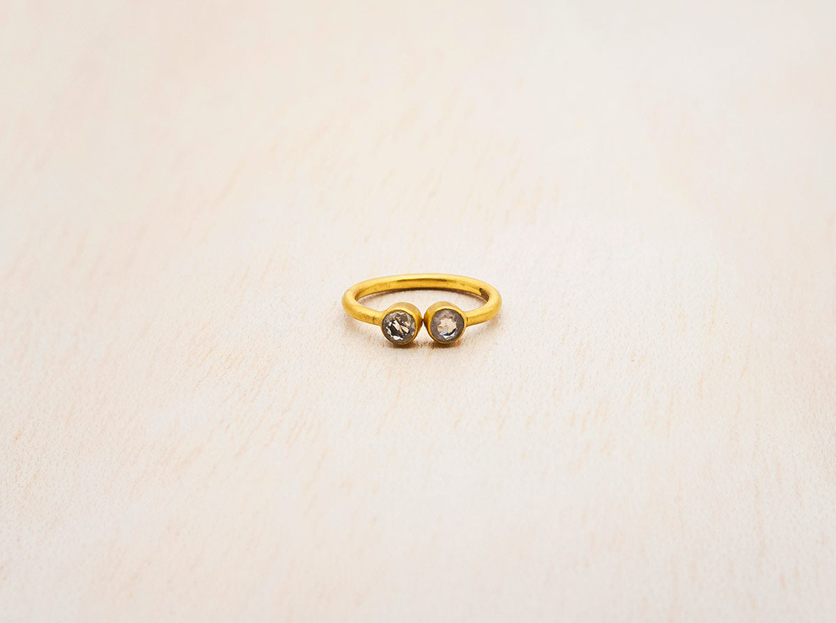 Anillo acabado en oro 18k con piedra natural cuarzo rosa