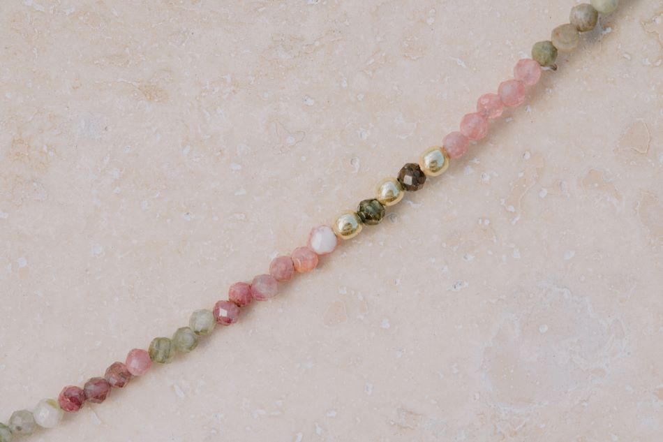 Collar con piedra turmalina en tonos rosas, morados y verdes