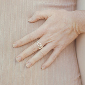 Anillo en plata con forma de nudo