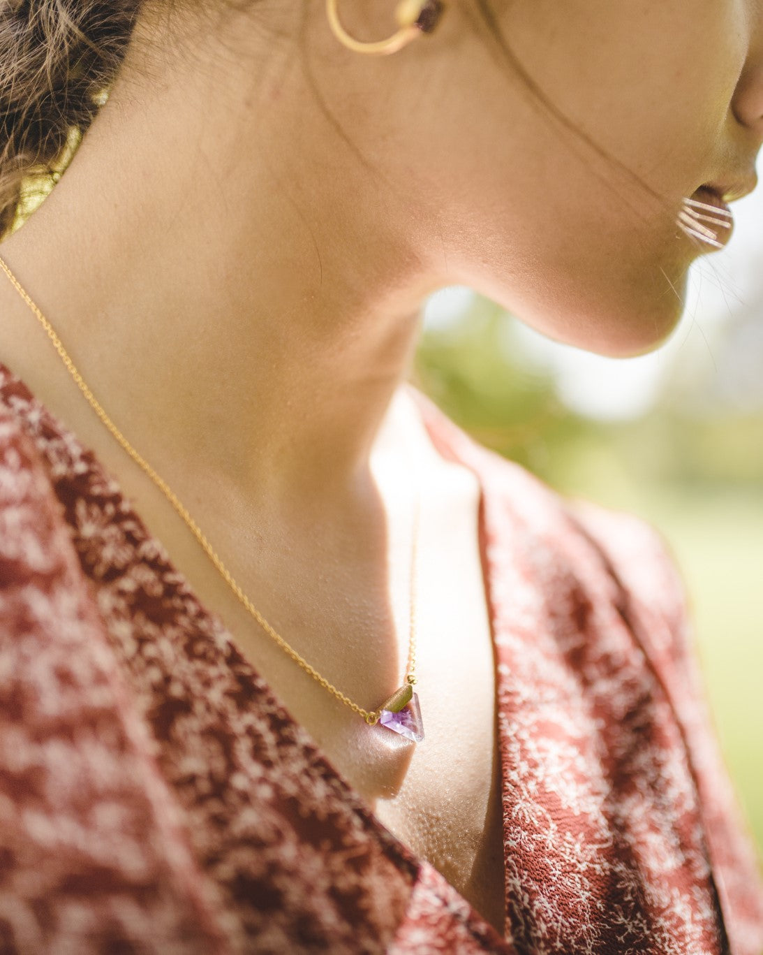 Collar con amatista natural pulida en tonalidad violeta cristalino y en forma de triángulo