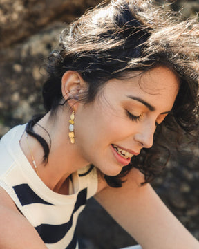 Pendiente dorado con pieza geométrica mate y piedra semipreciosa Piedra Luna 