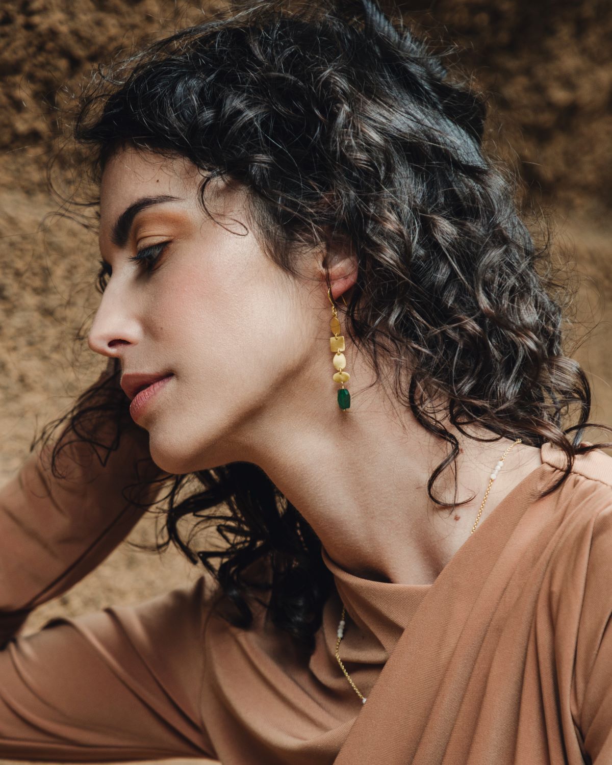 Pendientes largo dorado con pieza geométrica satinada y piedra semipreciosa Jade facetada en el extremo