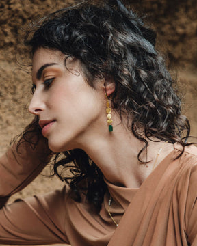 Pendientes largo dorado con pieza geométrica satinada y piedra semipreciosa Jade facetada en el extremo