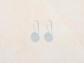 Vista frontal de los pendientes ovalados Jamal Silver