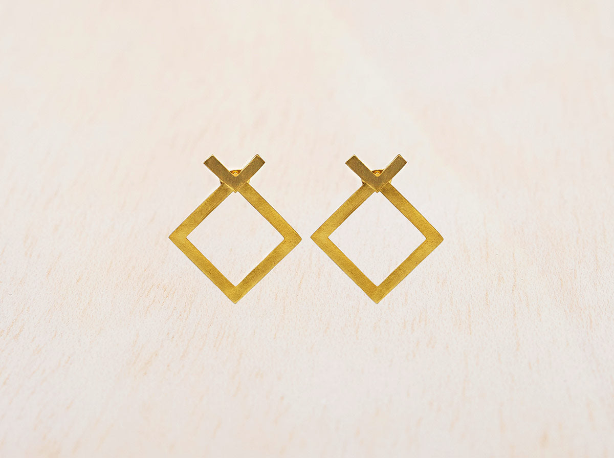 Pendientes cuadrados de diseño en oro 18k