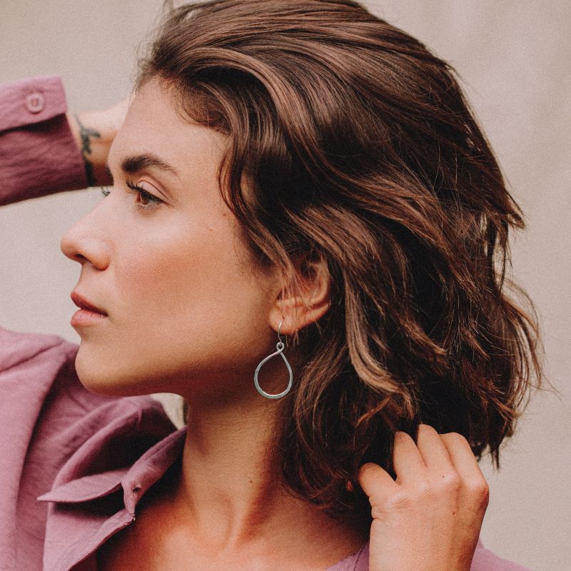 Pendientes bañados en plata de ley con forma de Infinito