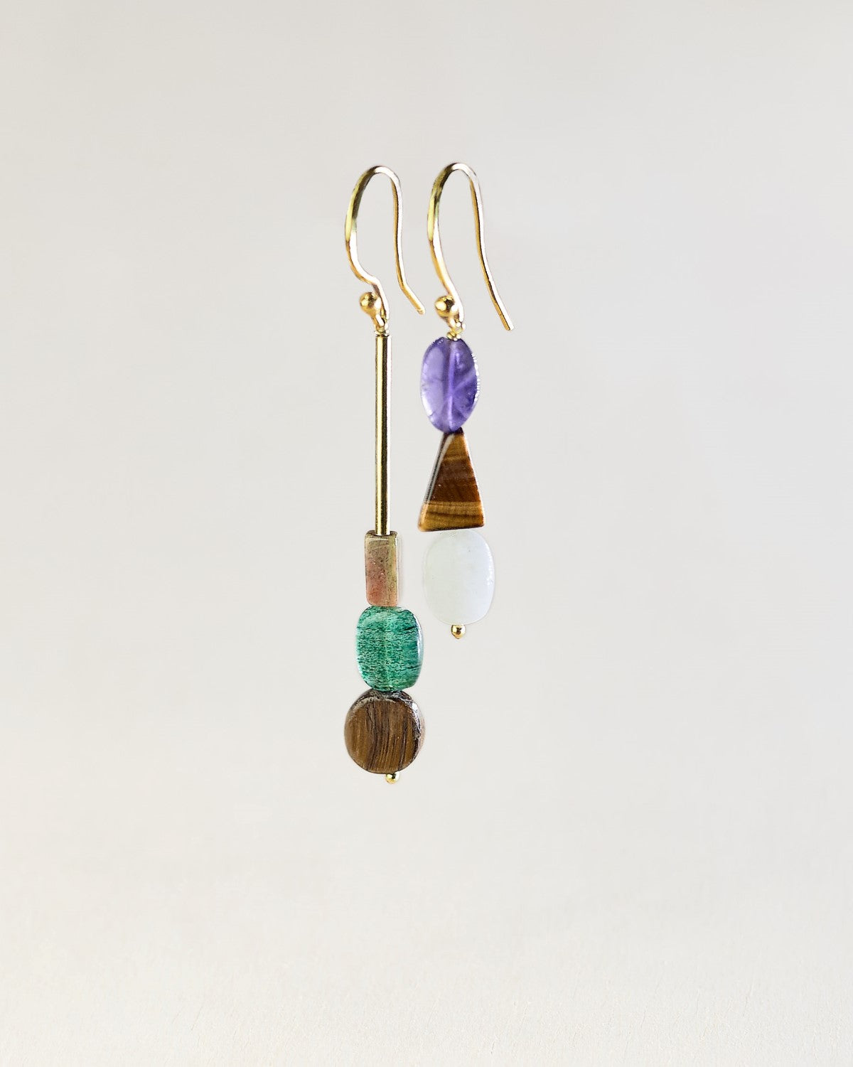 Pendientes asimétricos que contienen jade natural, ónix verde, ojo de tigre, amatista y piedra de luna