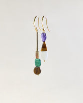 Pendientes asimétricos que contienen jade natural, ónix verde, ojo de tigre, amatista y piedra de luna