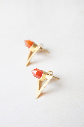 Primer plano de pendientes geométricos con piedra semipreciosa en Cornalina de Isla Vurma