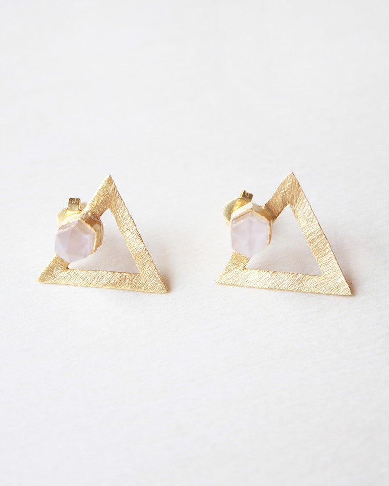 Primer plano de pendientes geométricos con piedra semipreciosa  en Cuarzo Rosa de Isla Vurma