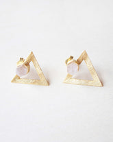 Primer plano de pendientes geométricos con piedra semipreciosa  en Cuarzo Rosa de Isla Vurma