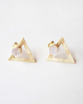 Primer plano de pendientes geométricos con piedra semipreciosa  en Cuarzo Rosa de Isla Vurma