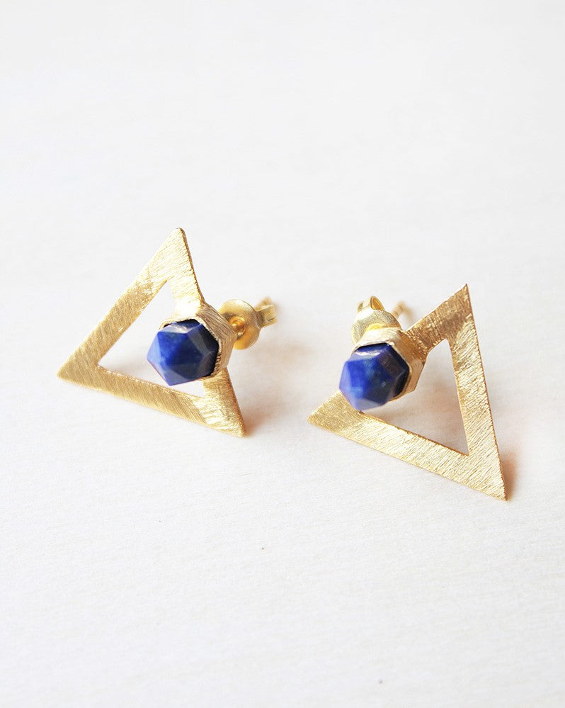 Primer plano de los pendientes geométricos con piedra semipreciosa en Lapislázuli de Isla Vurma